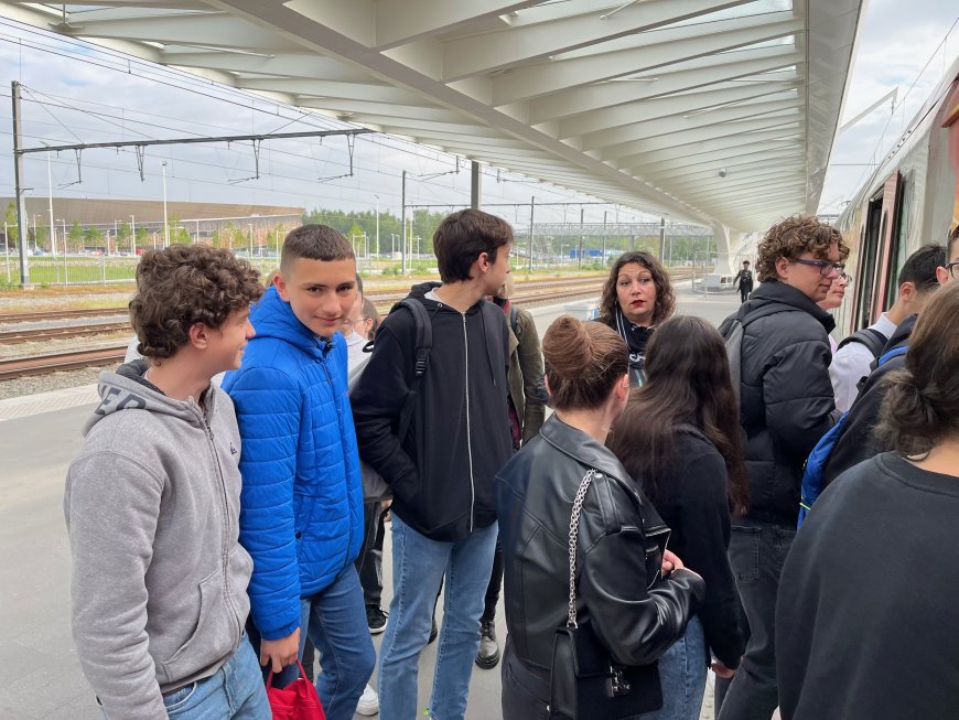 Visite du Parlement de la Fédération Wallonie-Bruxelles et rencontre avec Madame Caroline Désir, Ministre de l'Education