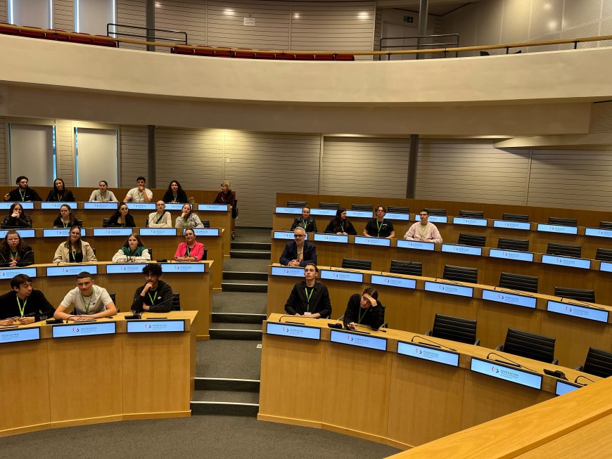 Visite du Parlement de la Fédération Wallonie-Bruxelles et rencontre avec Madame Caroline Désir, Ministre de l'Education